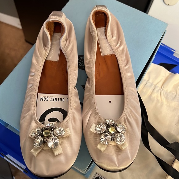 Gorgeous Lanvin satin flats with front buckled rhinestone detail - Picture 3 of 5